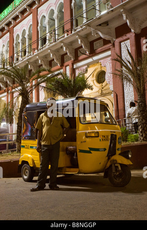 India Tamil Nadu Chennai Egmore stazione ferroviaria di notte authorickshaw wallah Foto Stock