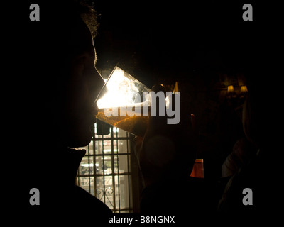 Uomo di bere una pinta di birra nei pub. Foto Stock