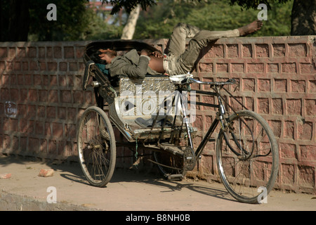 Sleeping rickshaw driver in India Foto Stock