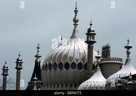 La neve copre le cupole e minareti della Brighton Royal Pavilion East Sussex Regno Unito Foto Stock