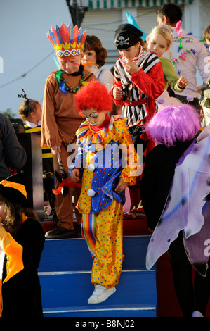 I bambini in costume della concorrenza. Tempo di Carnevale nel sud della Spagna Foto Stock