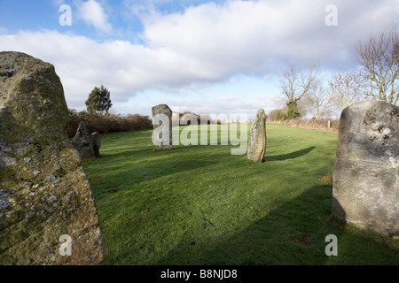 Privato pietre permanente cerchio di pietre di Stonehenge in un giardino campo REGNO UNITO Inghilterra Oxfordshire Foto Stock