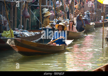 Mercato Galleggiante di Damnoen Saduak Provincia 60 miglia a chilometri di Bangkok in Thailandia Foto Stock