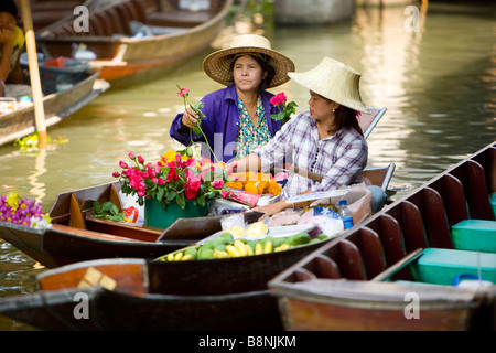 Mercato Galleggiante di Damnoen Saduak Provincia 60 miglia a chilometri di Bangkok in Thailandia Foto Stock