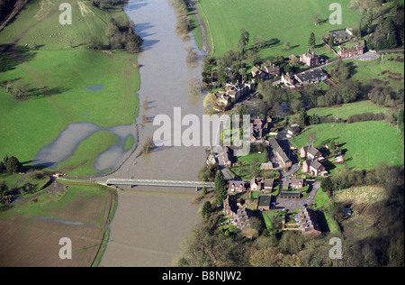 Fiume Severn nel diluvio a Arley Bewdley Worcestershire Inghilterra Regno Unito Foto Stock