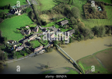 Fiume Severn nel diluvio a Arley Bewdley Worcestershire Inghilterra Regno Unito Foto Stock