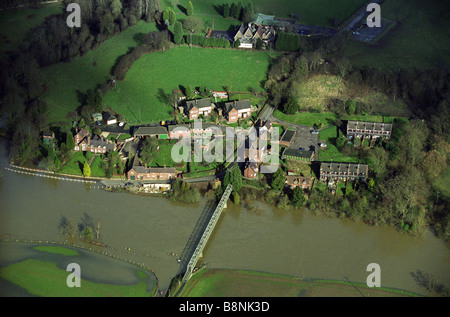 Fiume Severn nel diluvio a Arley Bewdley Worcestershire Inghilterra Regno Unito Foto Stock