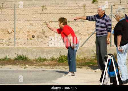 La gente gli amici a giocare a bocce Boulles boccia la Marina Spagna Foto Stock