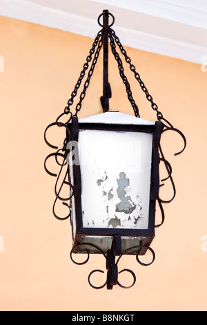 La peste forgiato lanterna pensile in inverno coperti di neve. Foto Stock