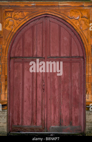 Vecchio arcuata di legno verniciato doppia porta. Foto Stock