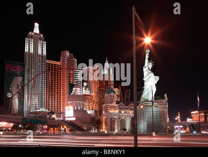 New York Hotel and Casino - Statua della Libertà - Striscia - Scena Notturna - Las Vegas Foto Stock