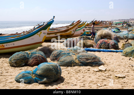 India Tamil Nadu Chennai beach tsunami relief vetroresina barche di pescatori sulla riva Foto Stock