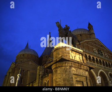 Donatello della statua di Gattamelata e Basilica del Santo Basilica di Sant'Antonio di Padova di notte Padova Padova Veneto Italia Foto Stock