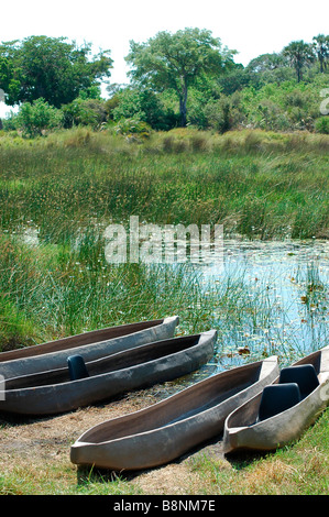 4 emoty Mokoro Mokoros a lato del fiume sulla, Okavango Delta, Botswana, Foto Stock