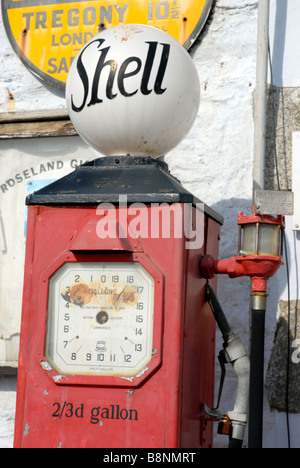 Guscio di vecchia pompa di benzina, Gran Bretagna REGNO UNITO Foto Stock