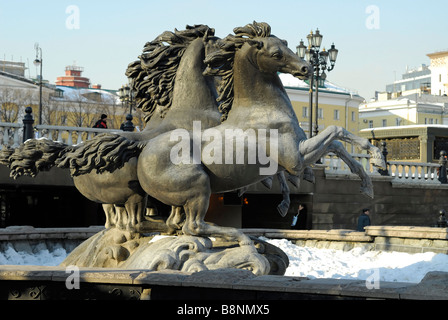 Statua di bronzo di cavalli nel centro della fontana Manezhnaya Square Mosca Russia Foto Stock