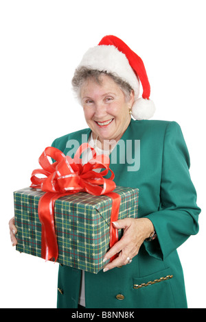 Un dolce nonna ricevere un regalo di Natale isolato su bianco Foto Stock