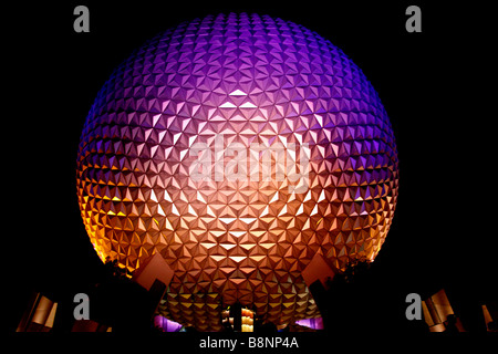 Vista notturna di terra astronave, la cupola geodetica a Epcot Center, Parco a Tema Walt Disney World, a Orlando, Florida, Stati Uniti d'America Foto Stock