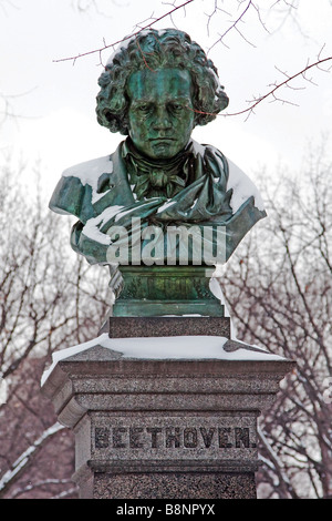 Coperta di neve verde statua in rame di Ludwig van Beethoven nel centro commerciale di Central Park di New York City Foto Stock