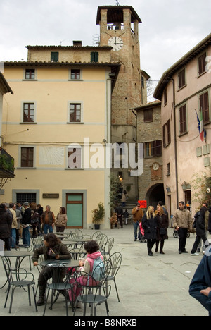 Piazza centrale nel villaggio di Montone Umbria Italia Foto Stock
