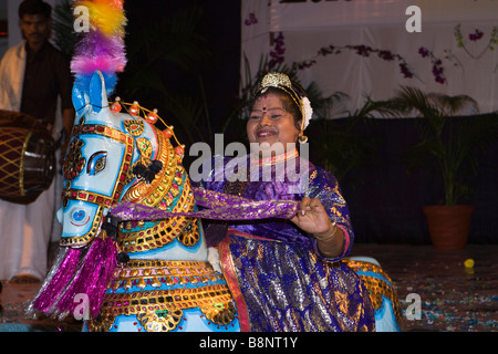 India Tamil Nadu Mamallapuram femmina tradizionale ballerino folk in costume di cavallo Foto Stock