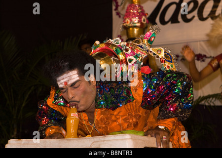 India Tamil Nadu Mamallapuram maschio tradizionale ballerino folk Prelevare bottiglie con bocca Foto Stock