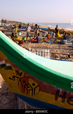 India Tamil Nadu Mamallapuram villaggio di pescatori pescatori tendono reti tra lo tsunami barche Foto Stock