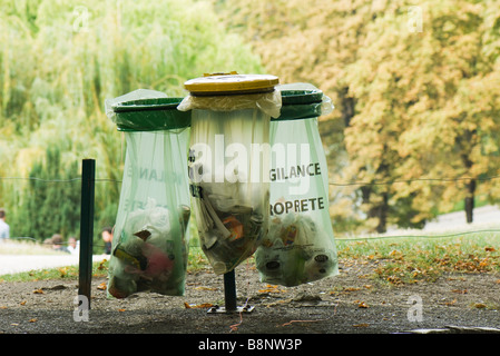 Francia, Parigi, garbage i recipienti in posizione di parcheggio Foto Stock