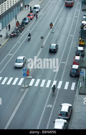 La Svezia, Stoccolma, strada urbana con traffico leggero Foto Stock