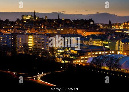 Scozia Edinburgh Holyrood guardando verso la Città Vecchia e il centro della città da un punto di vista elevato nei pressi di Arthur del posto di guida Foto Stock