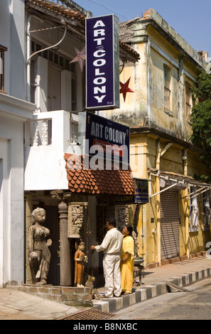 India Pondicherry il territorio dell' Unione cittadina francese Romain Rolland Street negozio di antiquariato Foto Stock