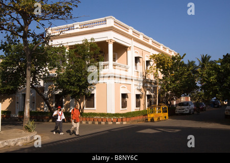 India Pondycherry Lal Bahabhur Street precedentemente Rue Bussy restaurato francese casa coloniale Foto Stock