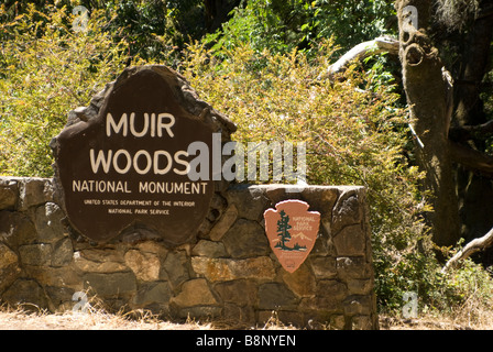 Nome segno di Muir Woods all'entrata del parco nazionale in California, Stati Uniti d'America Foto Stock