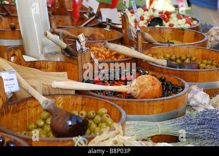 Una selezione di olive e di altri prodotti alimentari in vendita presso un agricoltori maket in Hyde Park, Londra Foto Stock