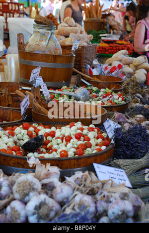 Una selezione di olive e di altri prodotti alimentari in vendita presso un agricoltori maket in Hyde Park, Londra Foto Stock