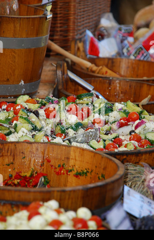 Una selezione di olive e di altri prodotti alimentari in vendita presso un agricoltori maket in Hyde Park, Londra Foto Stock
