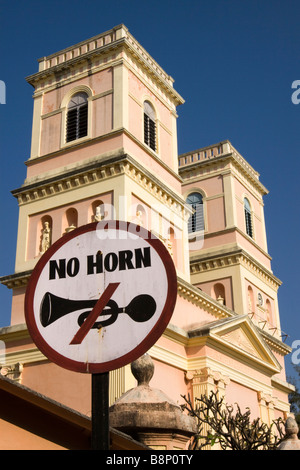 India Pondicherry Dumas Street No Horn cartello stradale al di fuori di Notre Dame de Agnese chiesa Foto Stock