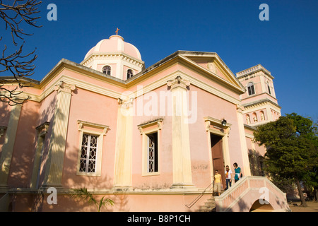 India Pondicherry Dumas Street western i turisti in visita a Notre Dame de Agnese chiesa Foto Stock