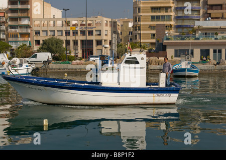 Piccolo Spagnolo Commerciale barca da pesca lasciando Santa Pola Porto Spagna Foto Stock