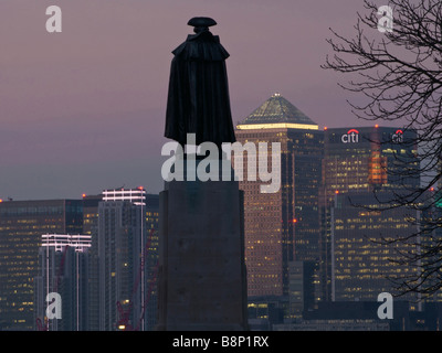 General Wolfe statua affacciato sul Canary Wharf da Greenwich Park a Londra, Inghilterra, Regno Unito Foto Stock