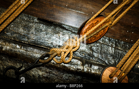 Una parte della vecchia nave di legno con un blocco della puleggia Foto Stock