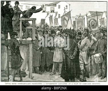 1886 La Royal Irish Constabulary proteggere un reporter di governo in occasione di una riunione di Charles Stewart Parnell's sostenitori Foto Stock