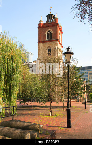 Giles-senza-Cripplegate chiesa in Barbican Station Wagon City of London Inghilterra England Foto Stock