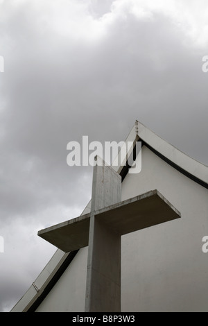 Croce e tetto di Oscar Niemeyer progettato Chiesa in Brasile Brasilia Foto Stock