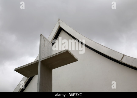 Croce e tetto di Oscar Niemeyer progettato Chiesa in Brasile Brasilia Foto Stock