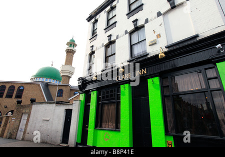 Regno Unito Londra ovest acton high clare inn e moschea Foto Stock