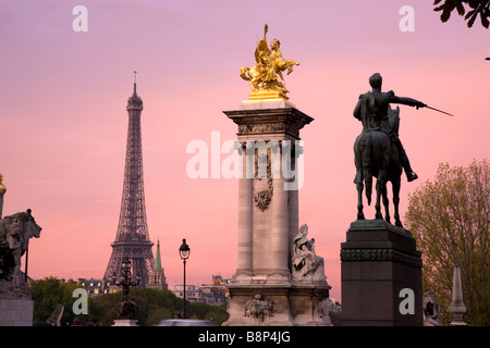 Torre Eiffel visto dal Pont Alexandre lll Parigi Francia Foto Stock