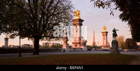 La Torre Eiffel e Pont Alexandre lll Parigi Francia Foto Stock