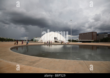 Il Museo Nazionale di Brasilia che fa parte del complesso culturale della Repubblica insieme con la Biblioteca Nazionale. Foto Stock