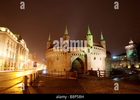 Il Barbican di notte. Cracovia in Polonia Foto Stock